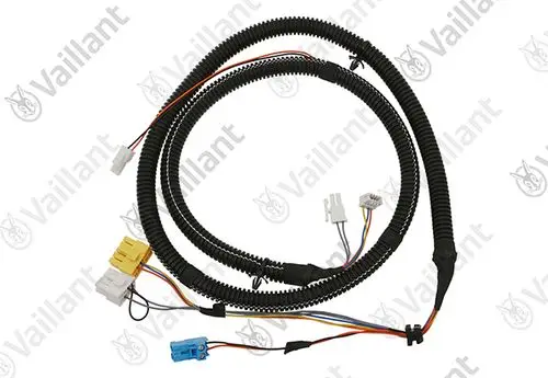Kabelbaum mit mehreren Anschlusssteckern, ummantelt in schwarzem Schlauch, für Vaillant Produkte, zur elektrischen Verbindung in Heizsystemen.